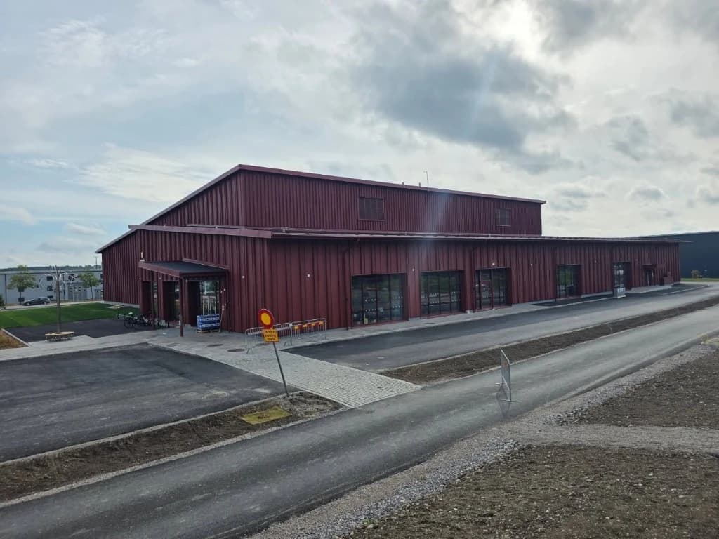 Nybyggd lokal med terrakottafärgad korrugerad plåtfasad